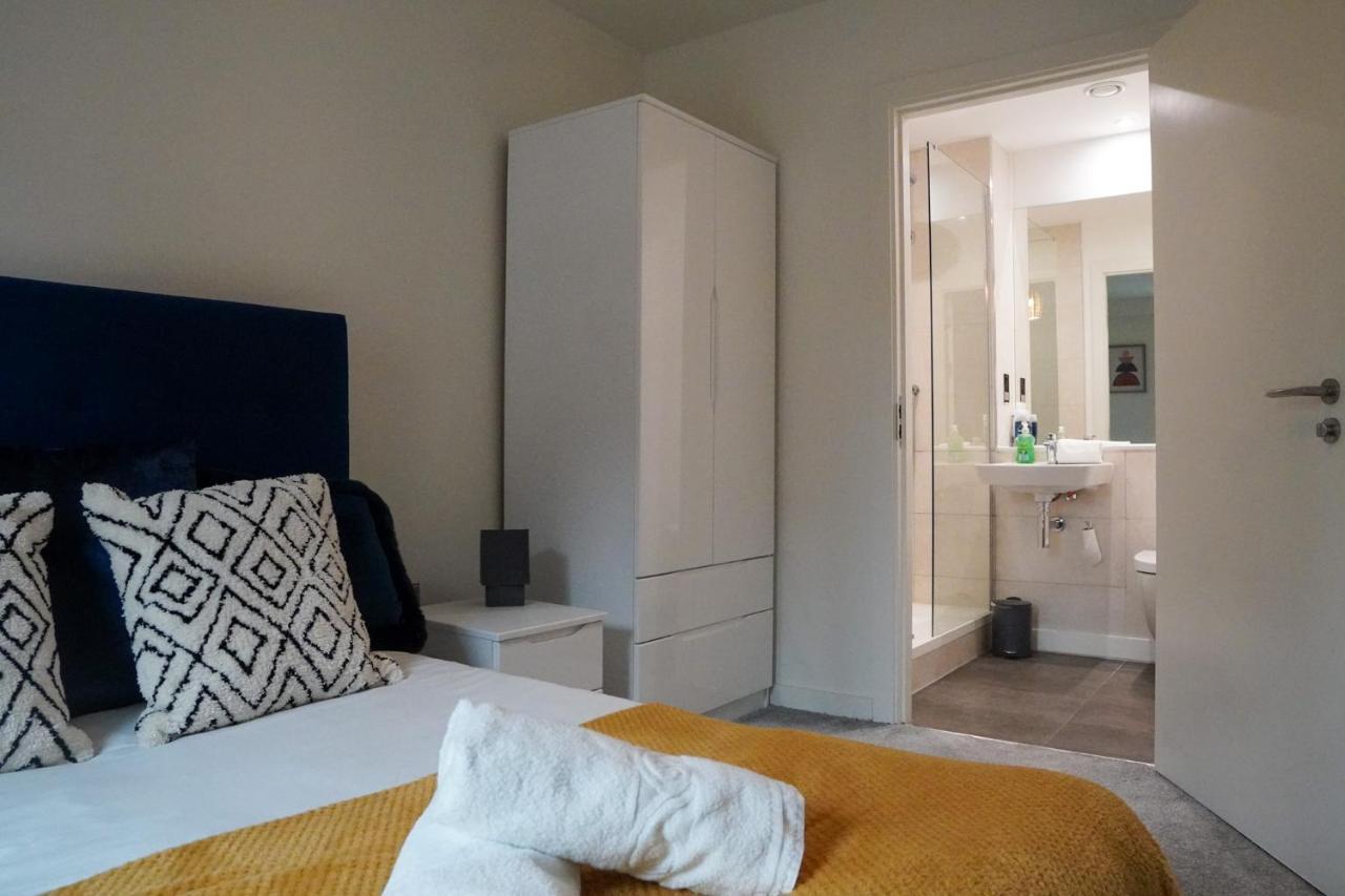 M1 Townhouse - Free Parking & Central Manchester Apartment *