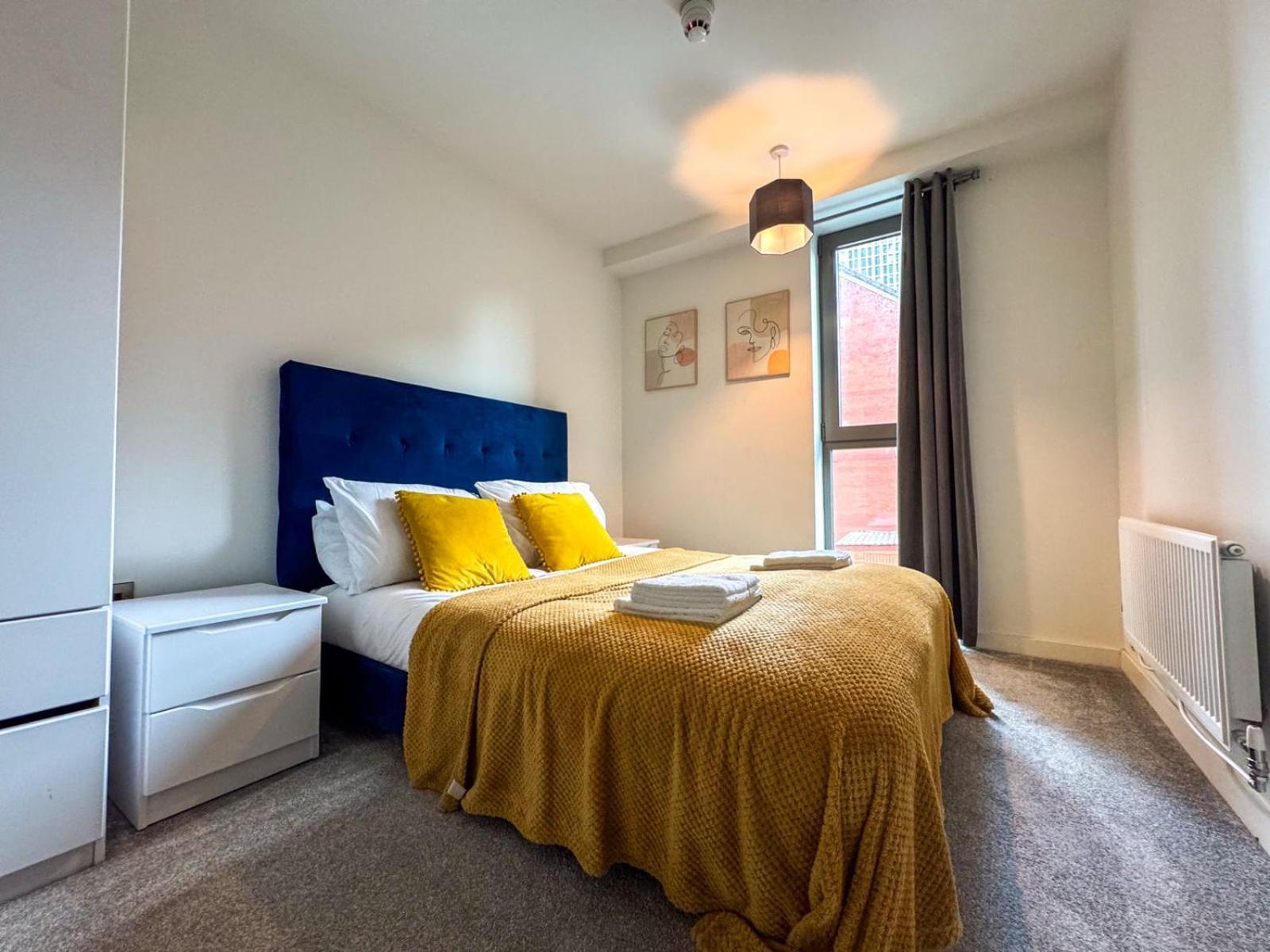 M1 Townhouse - Free Parking & Central Manchester Apartment *