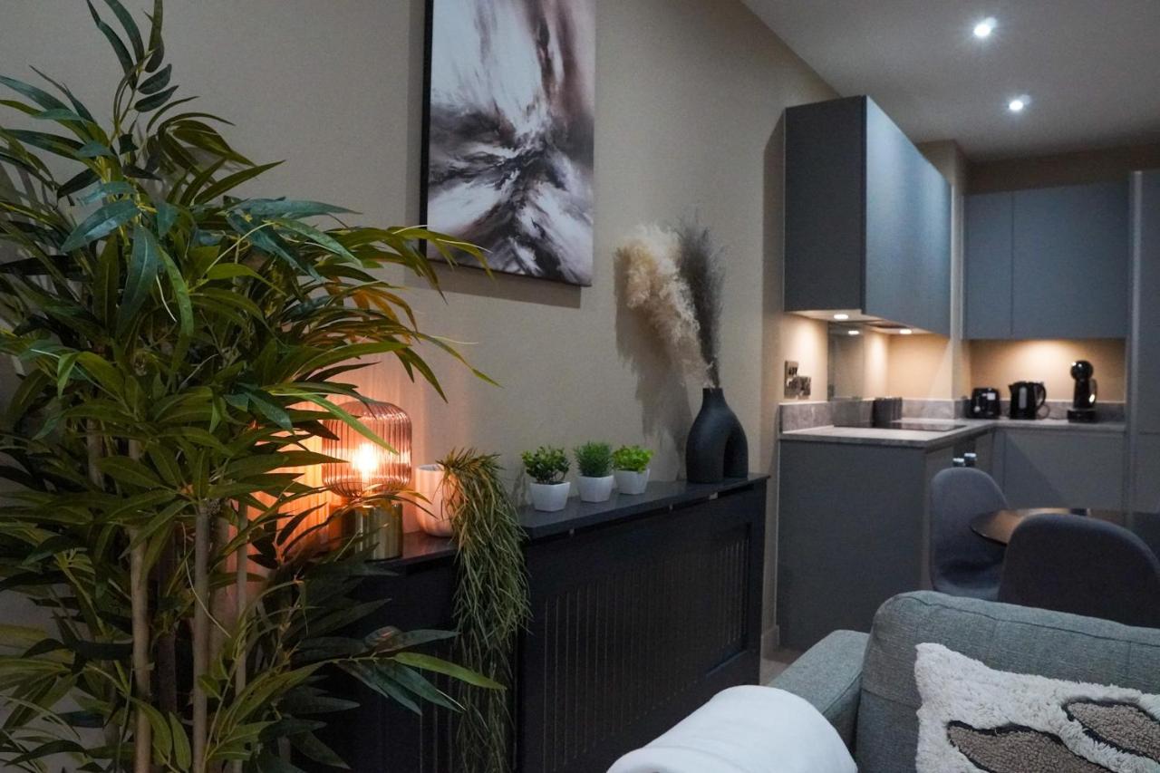 M1 Townhouse - Free Parking & Central Manchester Apartment *